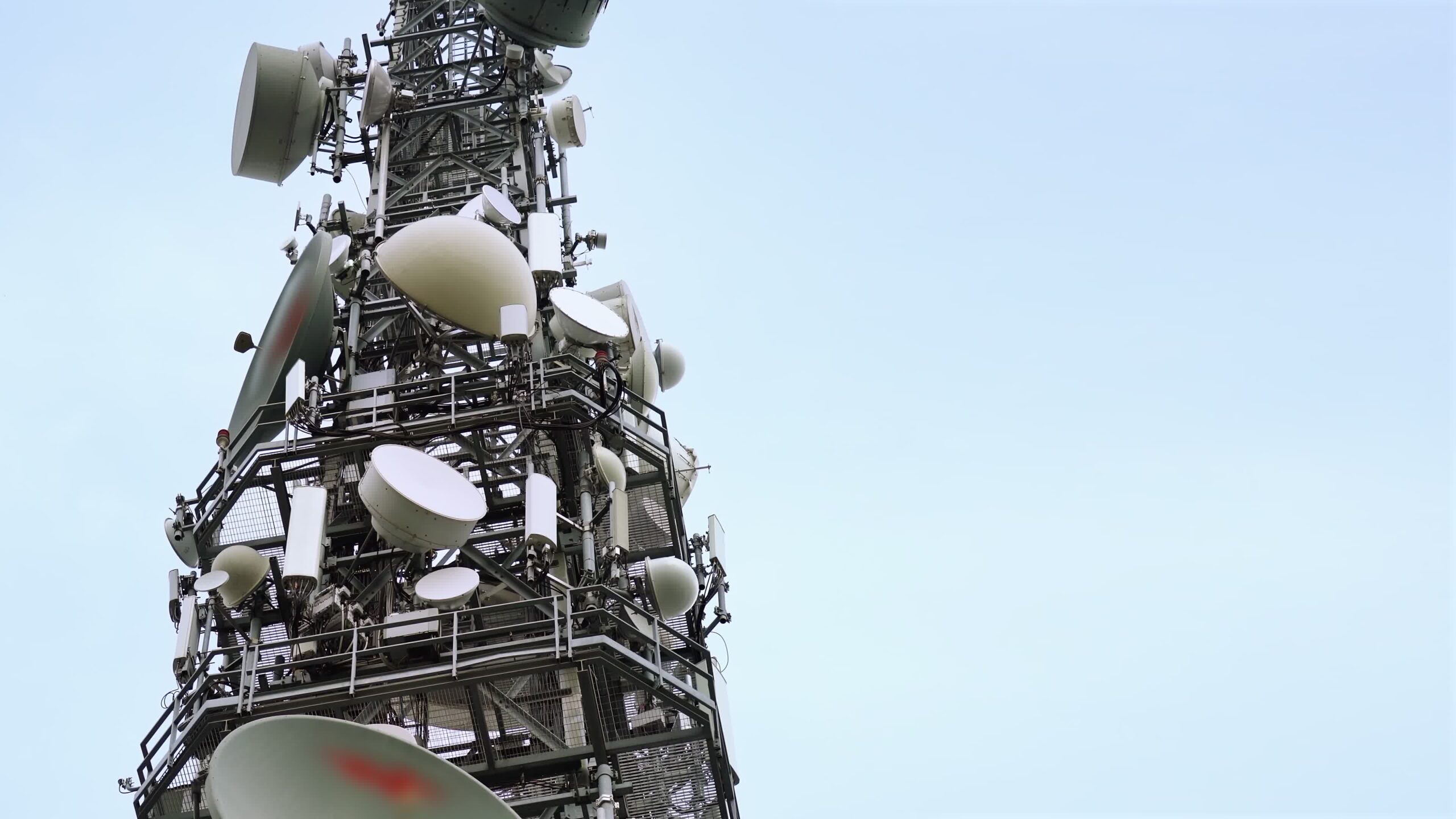 Antenna for telephony and internet