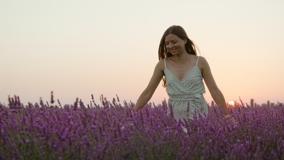 La donna felice corre tra la lavanda