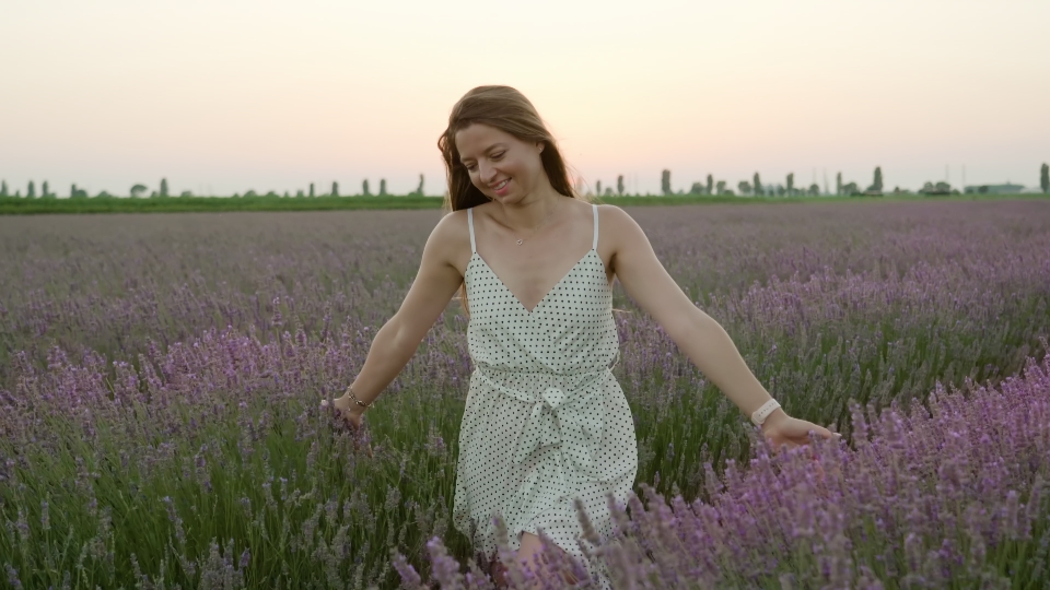 La donna felice corre e si diverte in mezzo