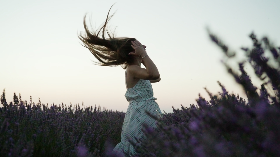 La donna muove i capelli al rallentatore
