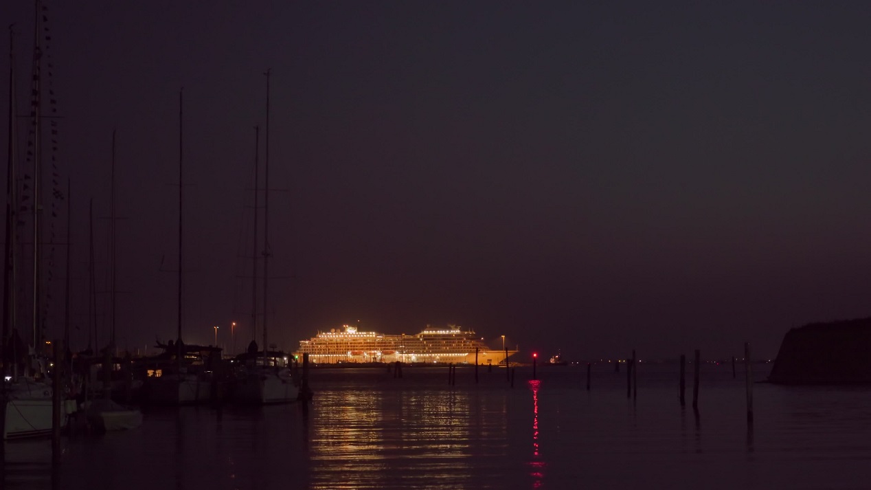 Luci della nave da crociera a Chioggia