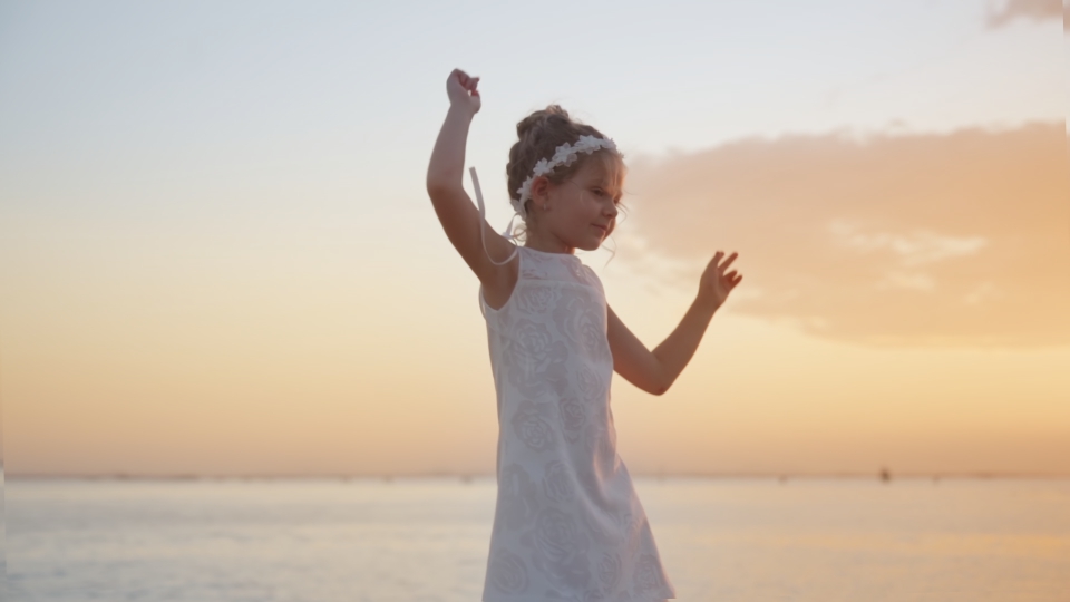 La bambina si diverte sulla diga della laguna