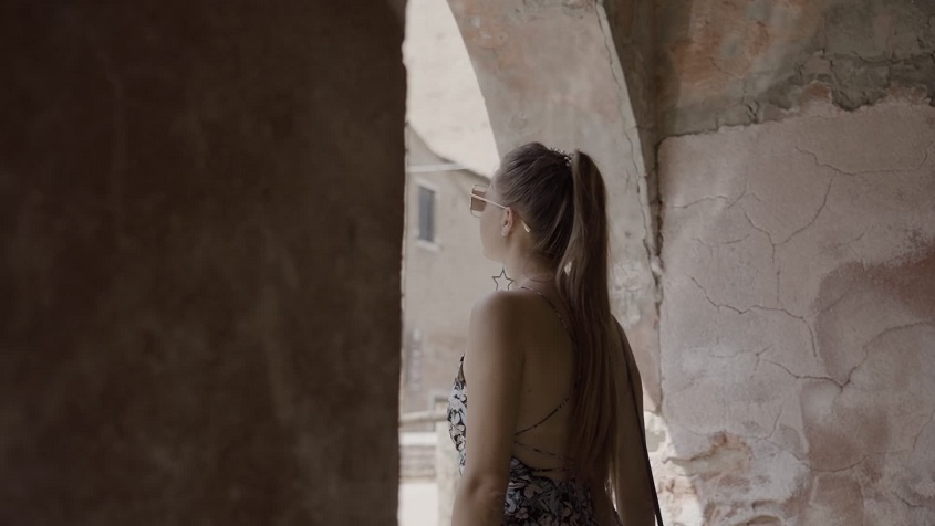 La donna guarda la città sotto i portici di Venezia