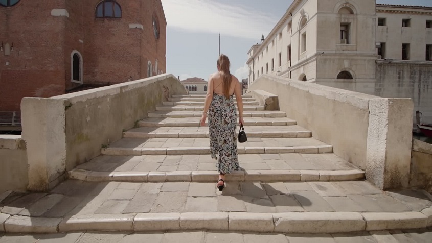 La donna con i tacchi inciampa