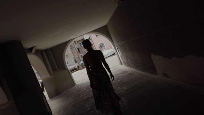 Silhouette di una Donna nei Portici