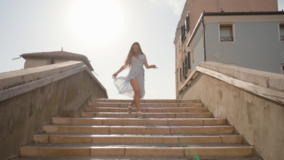 Elegante Danza sulle Scale con una Donna Affascinante