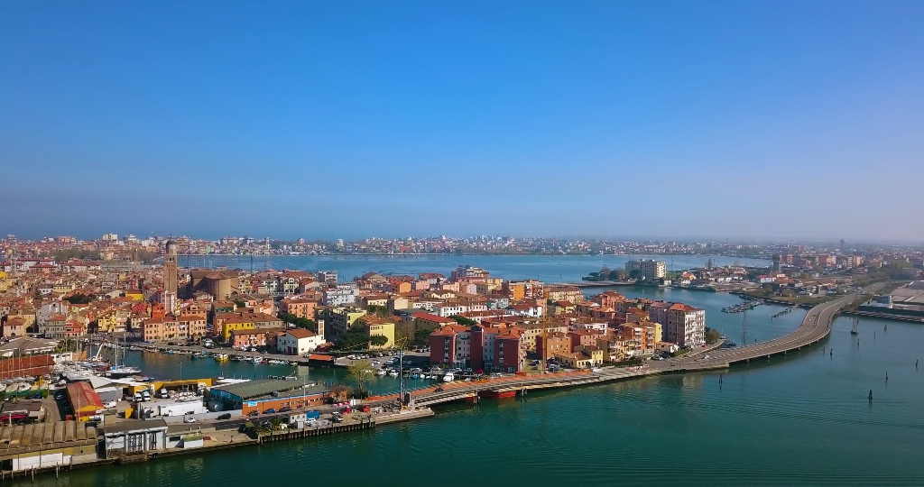 Vista con drone sulla città sull’acqua
