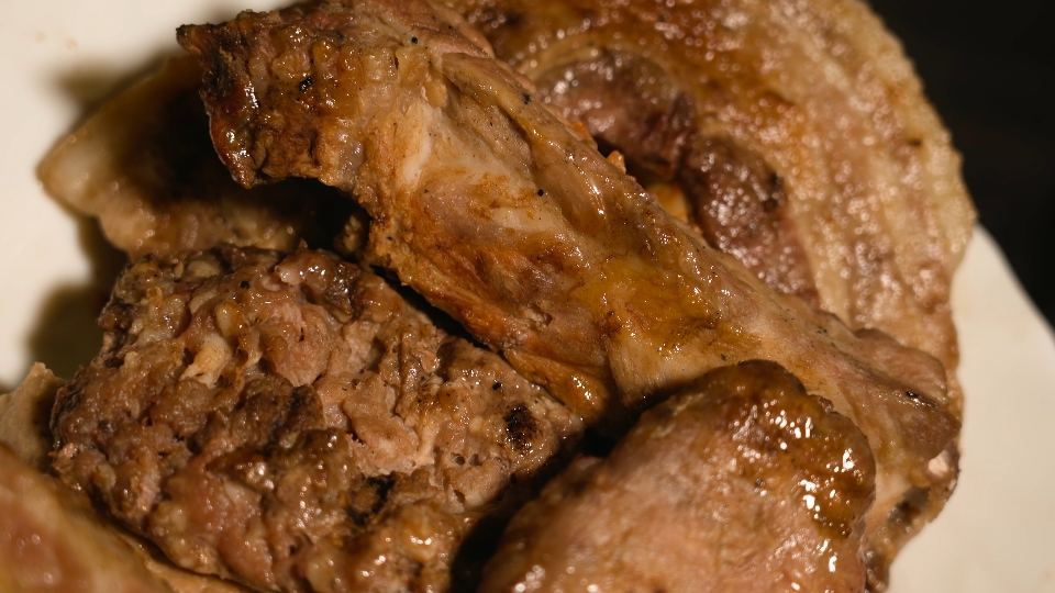 Carne fritta e cosce nel piatto bianco