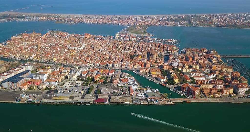 Un’antica città italiana situata sull’acqua del mare
