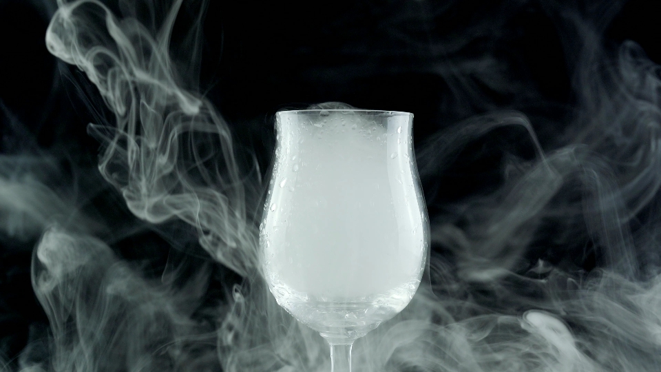 Il fumo bianco entra nel calice di vetro