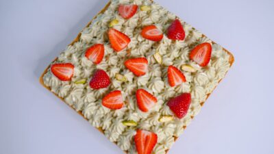 Square cake with cream and strawberries