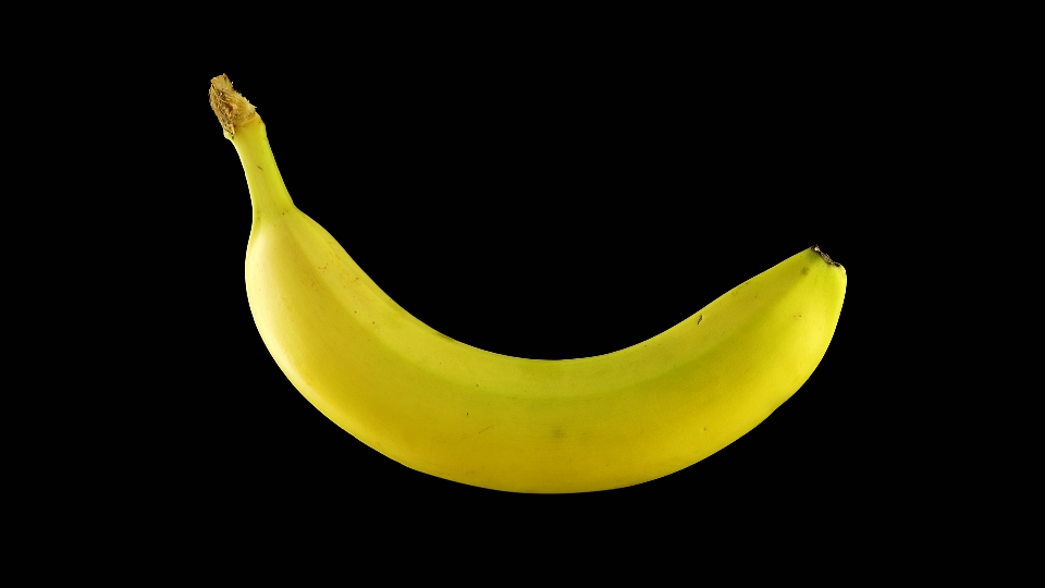 Banana gialla ruota su sfondo nero