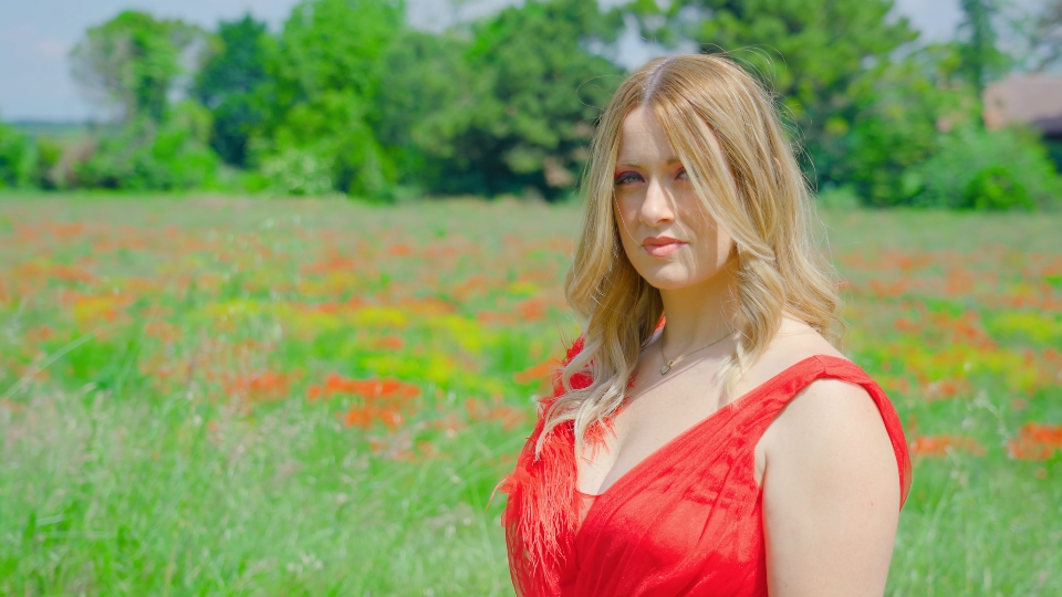 Donna in Vestito Rosso tra la Natura