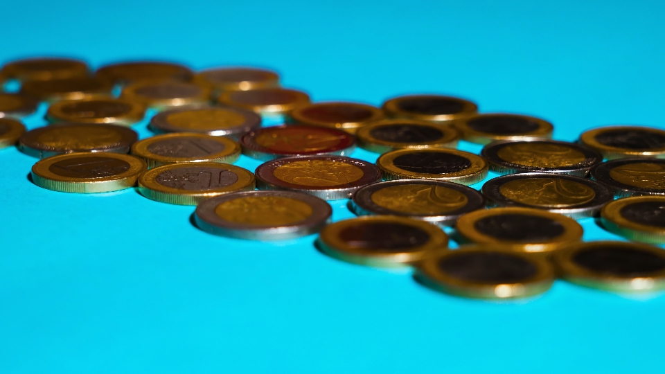 Monete euro sul pavimento blu