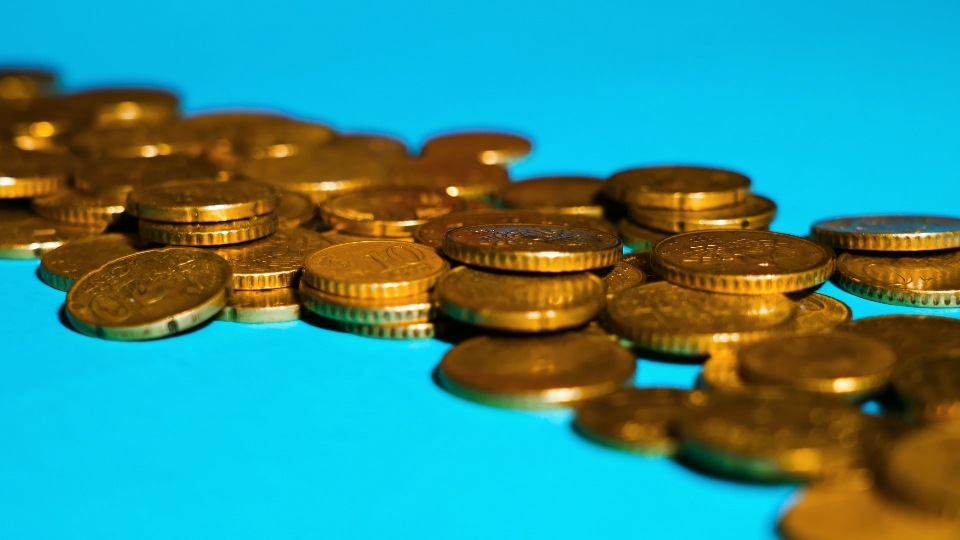 Monete euro sul pavimento blu