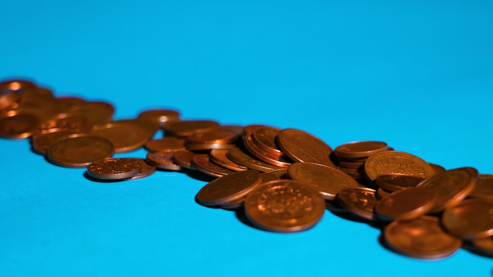 Monete di un centesimo euro su uno sfondo blu