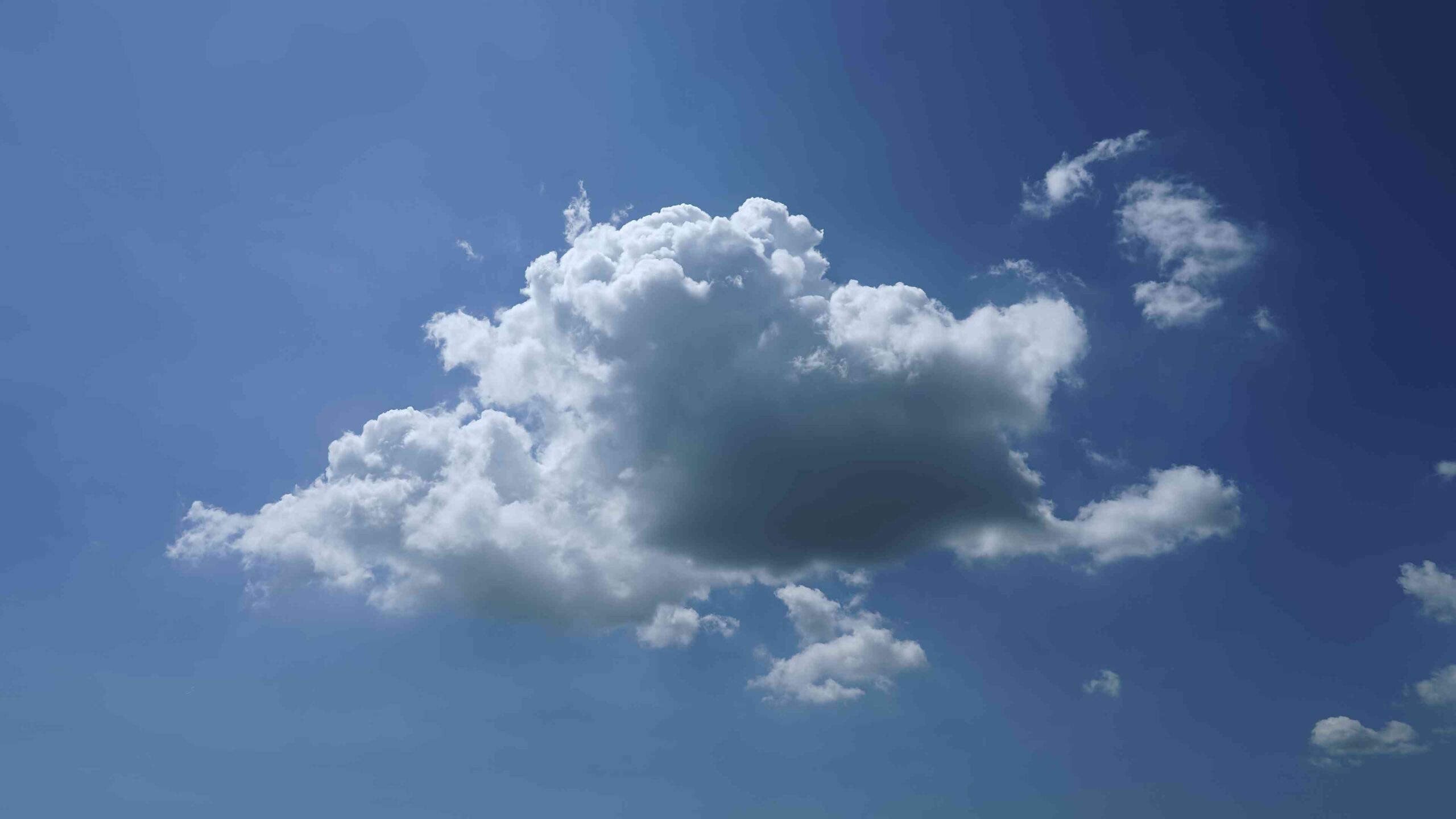 Cielo blu con nuvola in mezzo