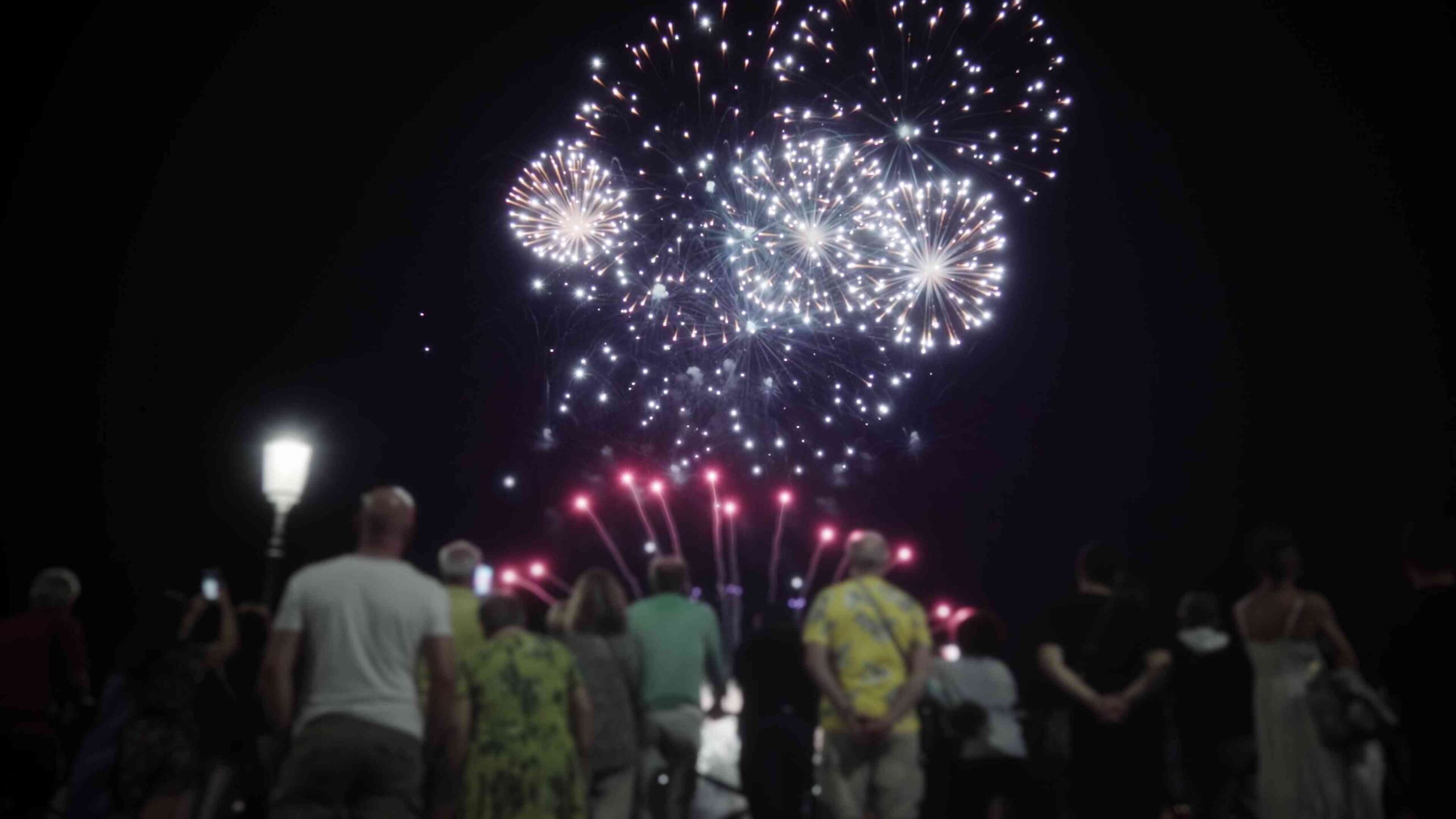 Cielo notturno illuminato dai fuochi d’artificio