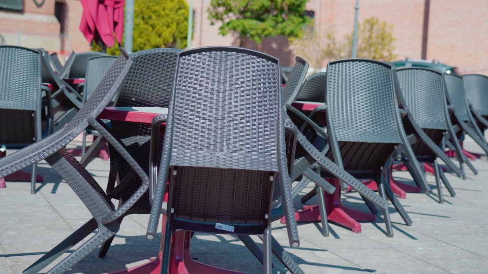 Sedie e tavoli del ristorante all’aperto chiuso