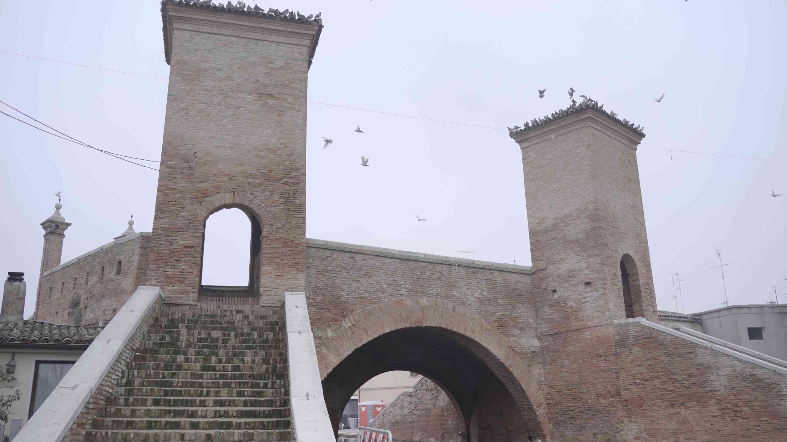 Ponte di Comacchio con due torri