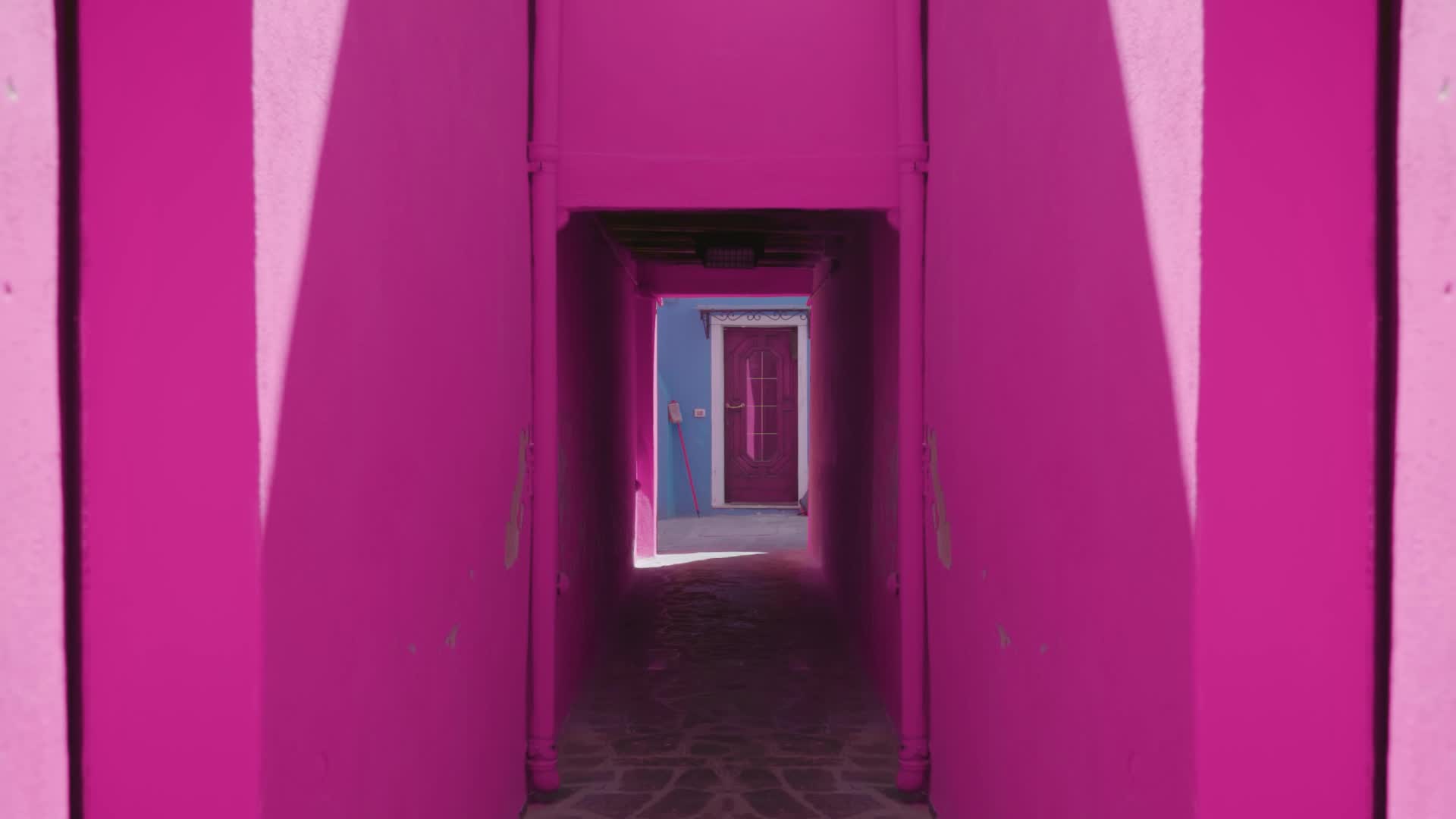 Tunnel rosa che porta verso la porta di casa