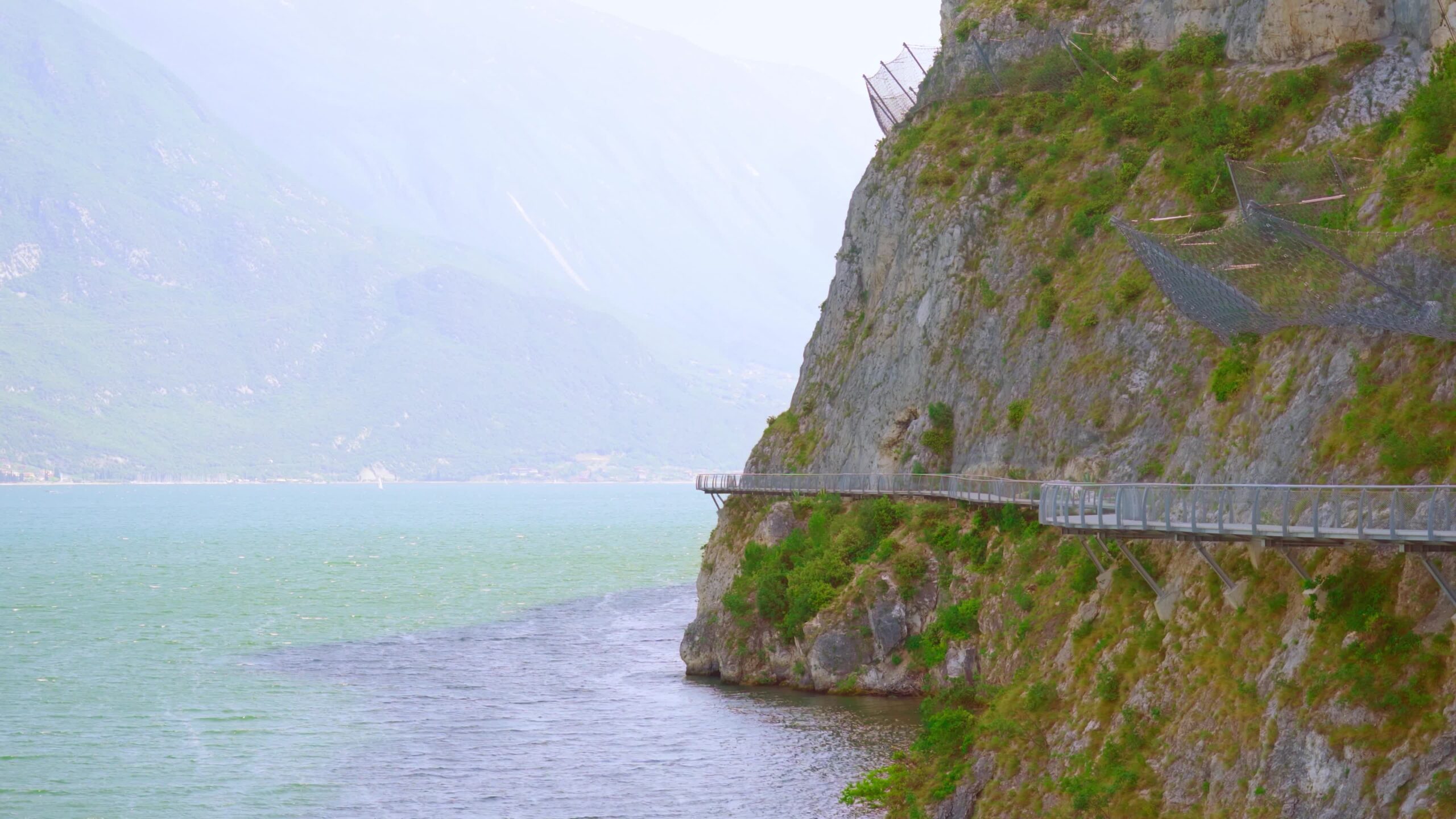 Strada appesa sulla montagna sopra lago