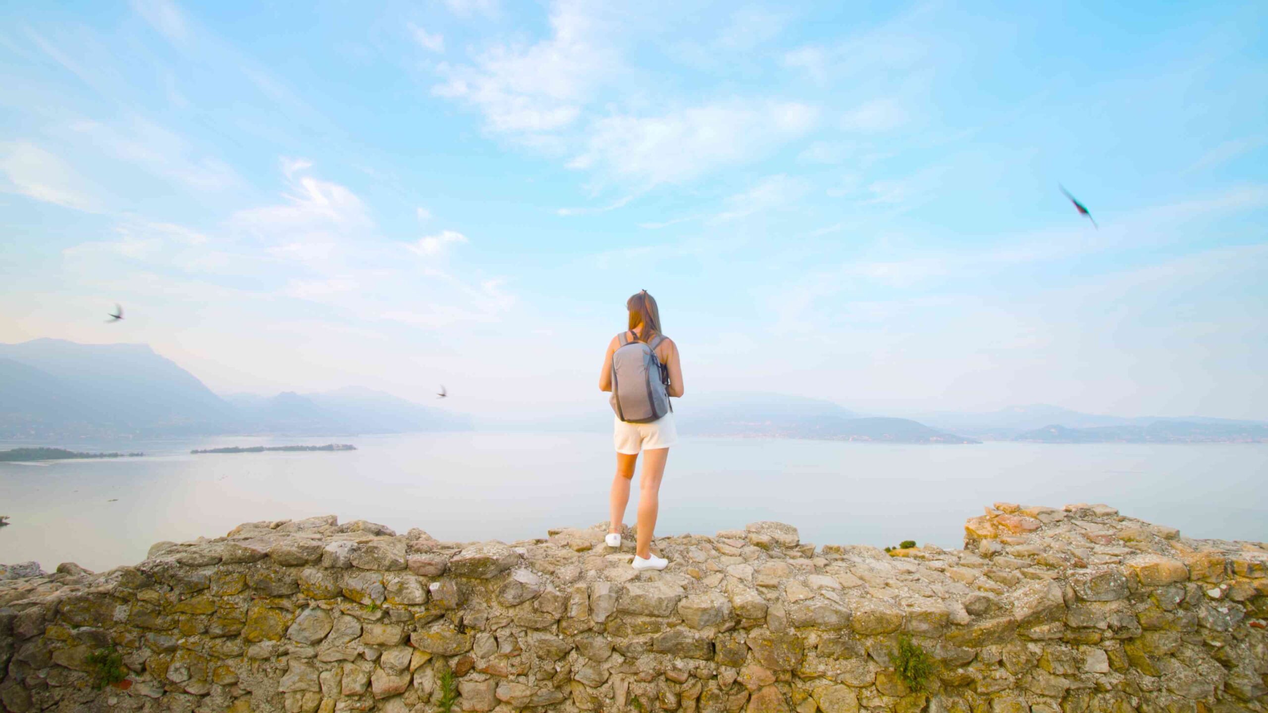 Donna osserva bellissimo panorama sul Lago di Garda