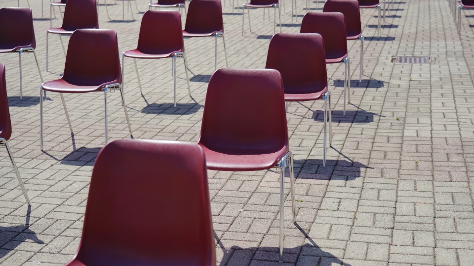 Sedie per il pubblico di un evento all’aperto