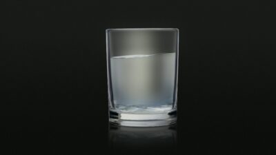 Bicchiere di vetro con acqua naturale