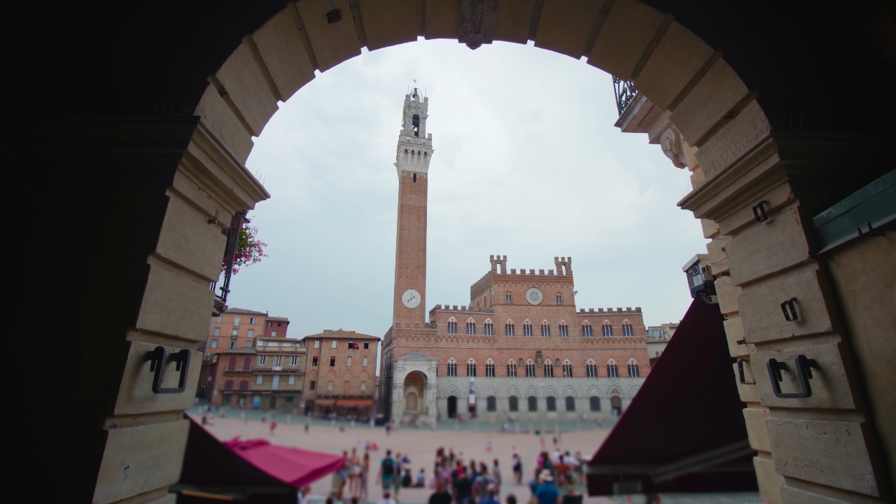 La Torre del Mangia in piazza del Campo a Siena