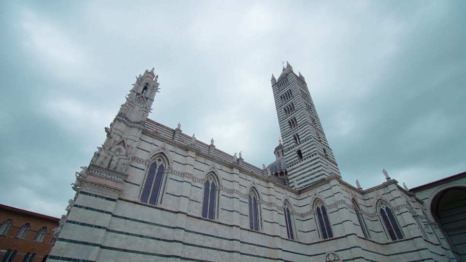 Facciata con torre di una chiesa gotica romana italiana
