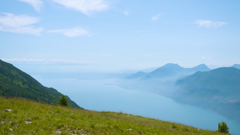 Panorama Incantevole del Lago tra le Montagne