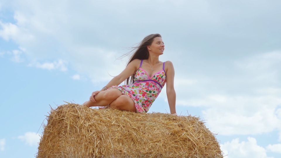 Ragazza in Relax sulla Paglia sotto un Cielo Azzurro