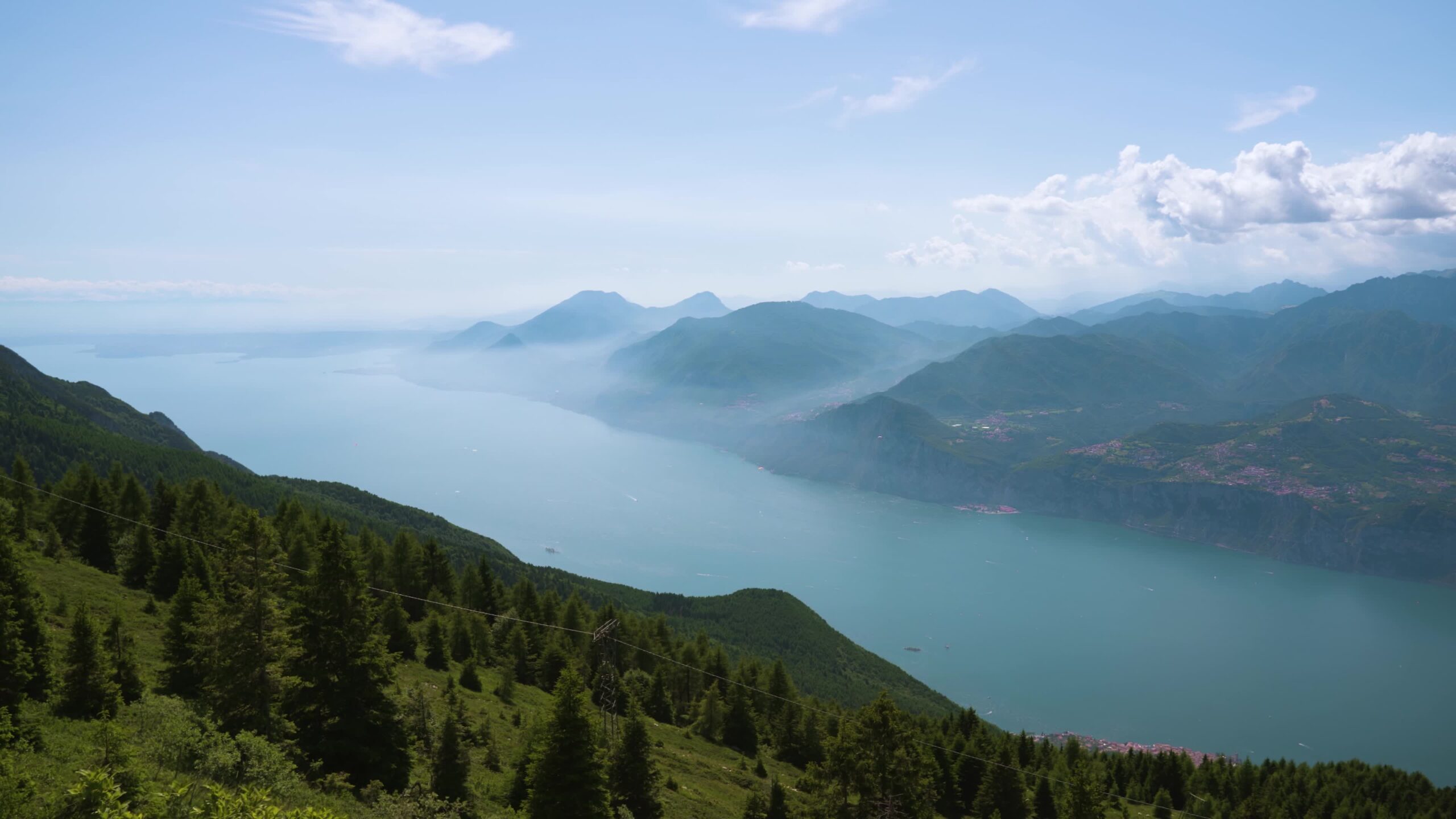 Lago tra le Alpi