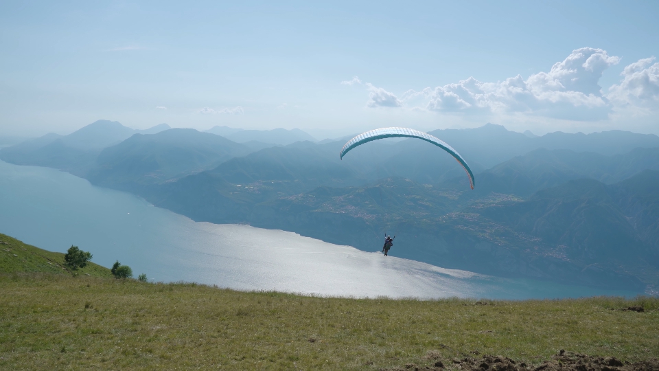 Lago di Garda dal Monte Baldo con parapendio