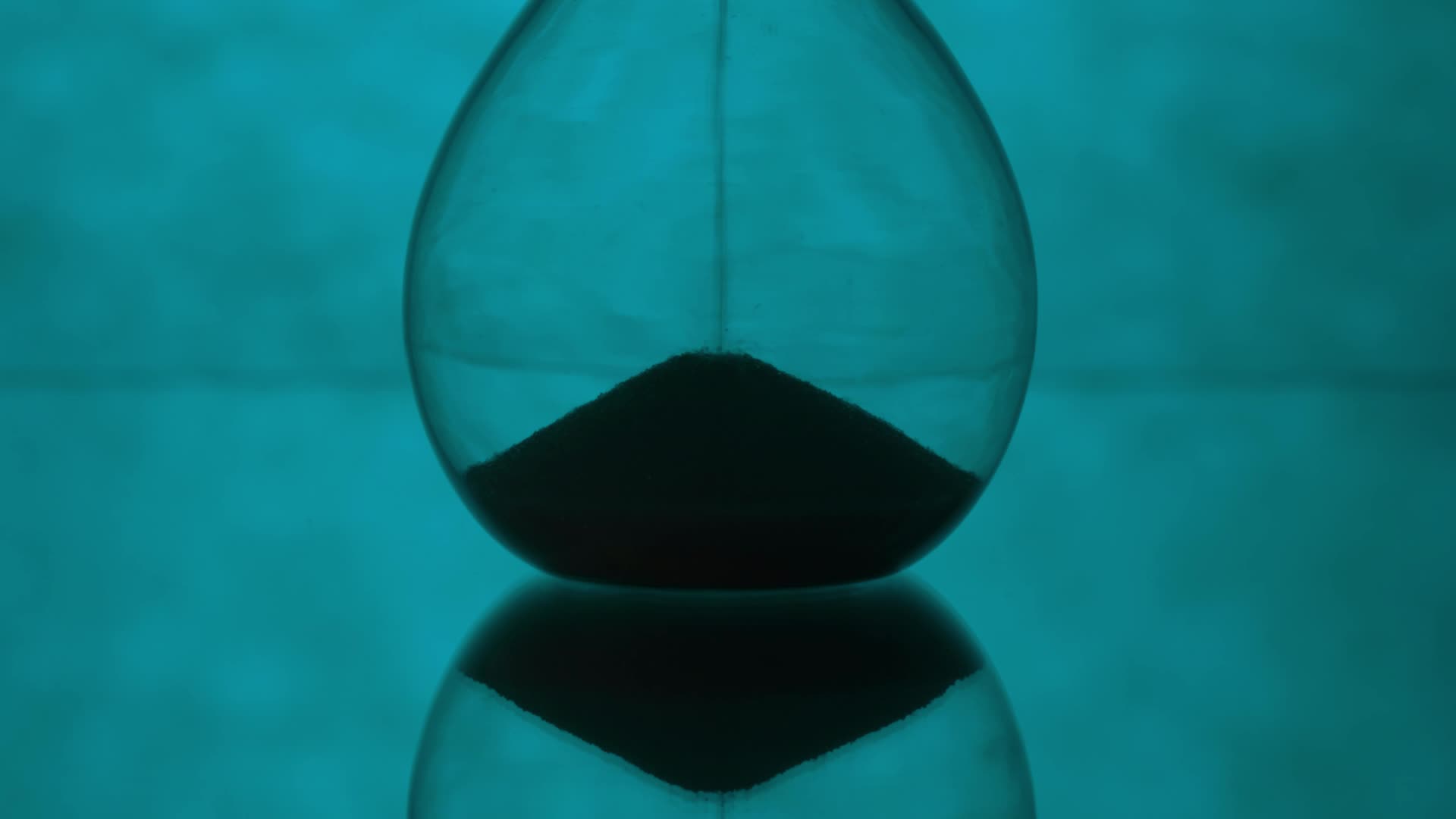 Sand flows in a loop in the hourglass