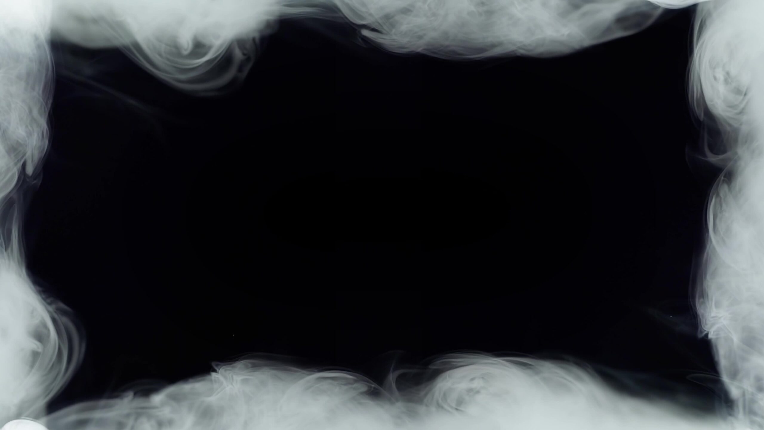 Cornice di fumo sul nero