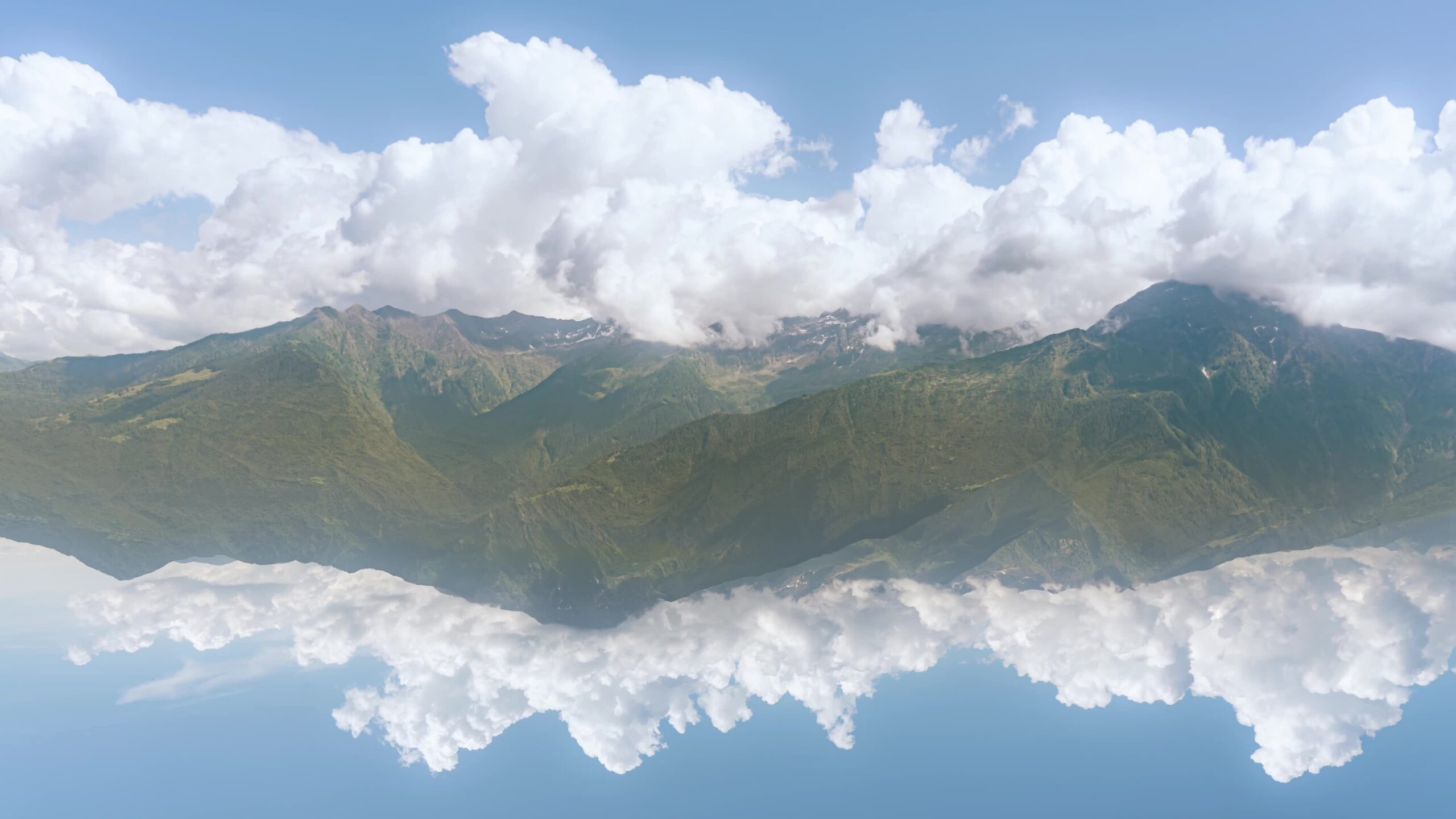 Montagna sospesa nel cielo avvolta dalle nuvole
