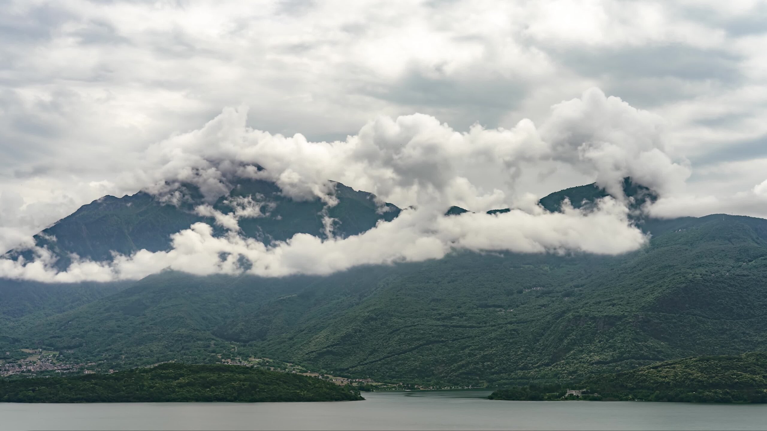 Clouds envelop green mountains