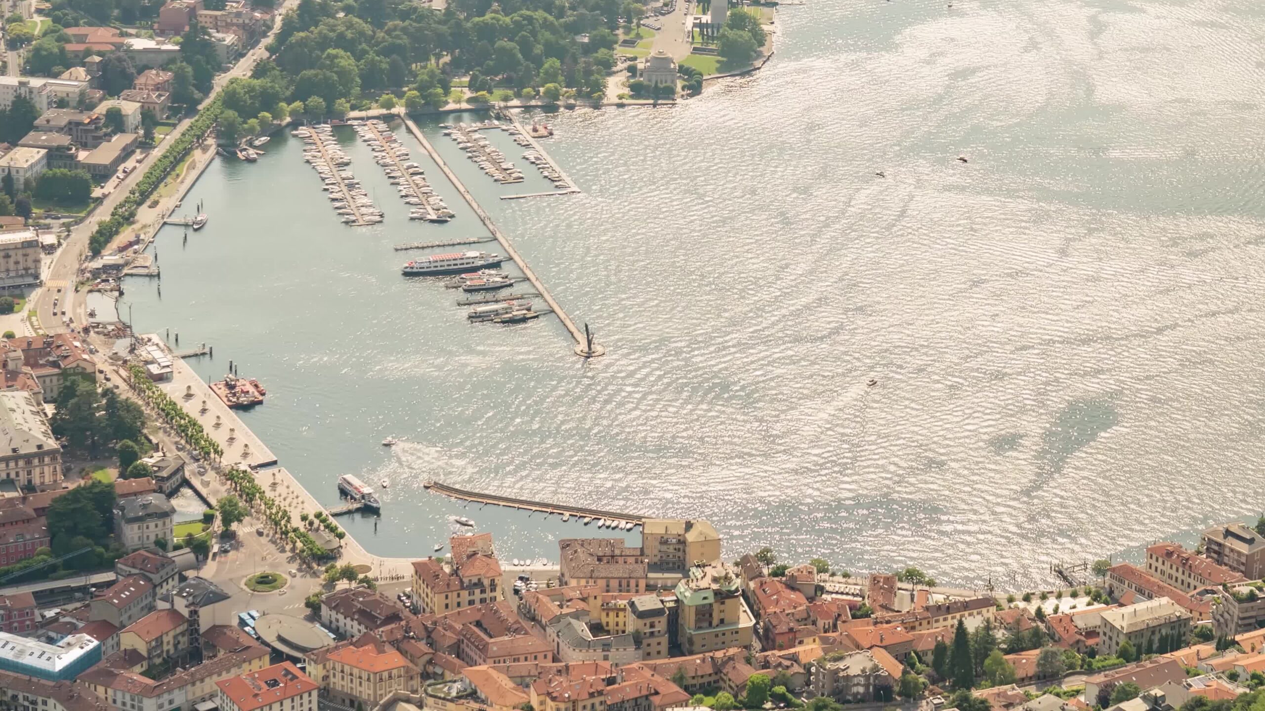 Timelapse di un porto con barche in movimento