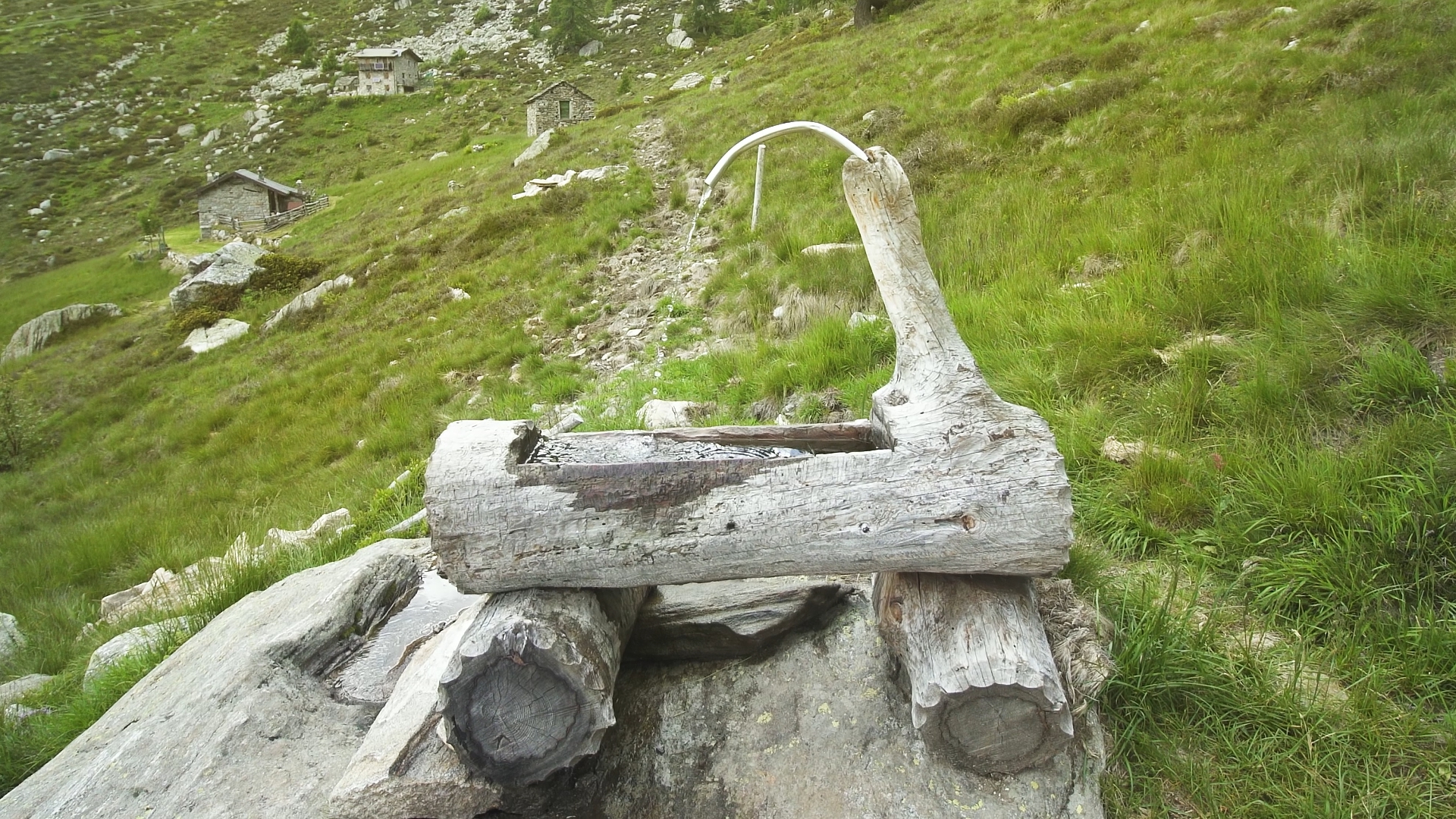Rubinetto scorre in montagna in estate