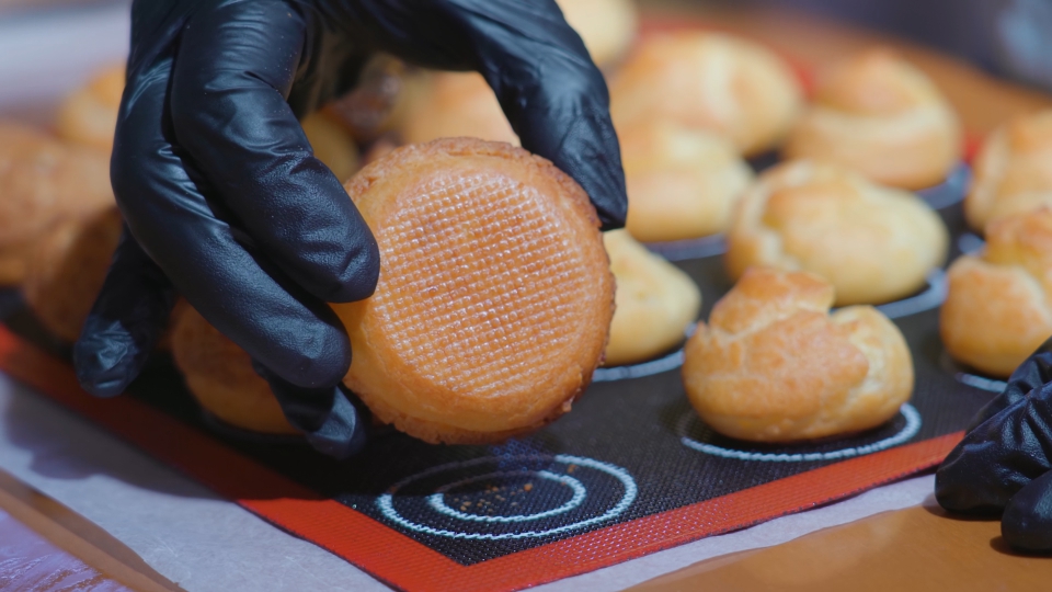 Viene mostrato il lato inferiore della torta sul tavolo