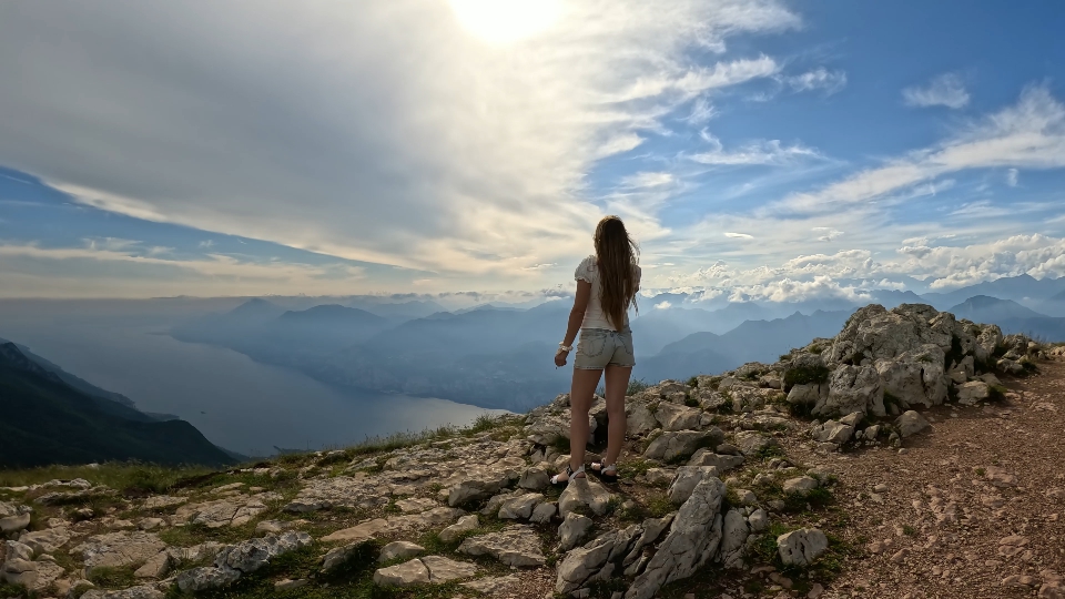 Donna cammina sopra lago di Garda – Timelapse