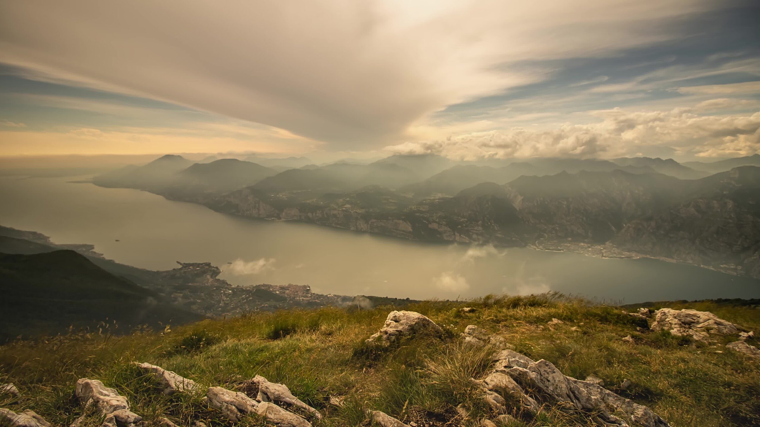 Scopri il Fascino del Lago di Garda con 10 Video Royalty-Free