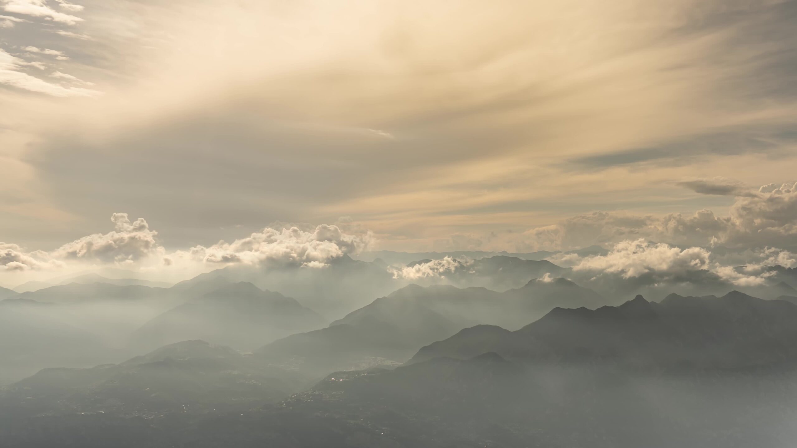 Silhouette delle montagne in timelapse