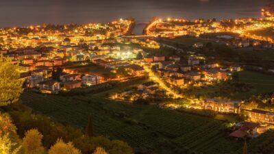Timelapse della città illuminata di notte dall'alto