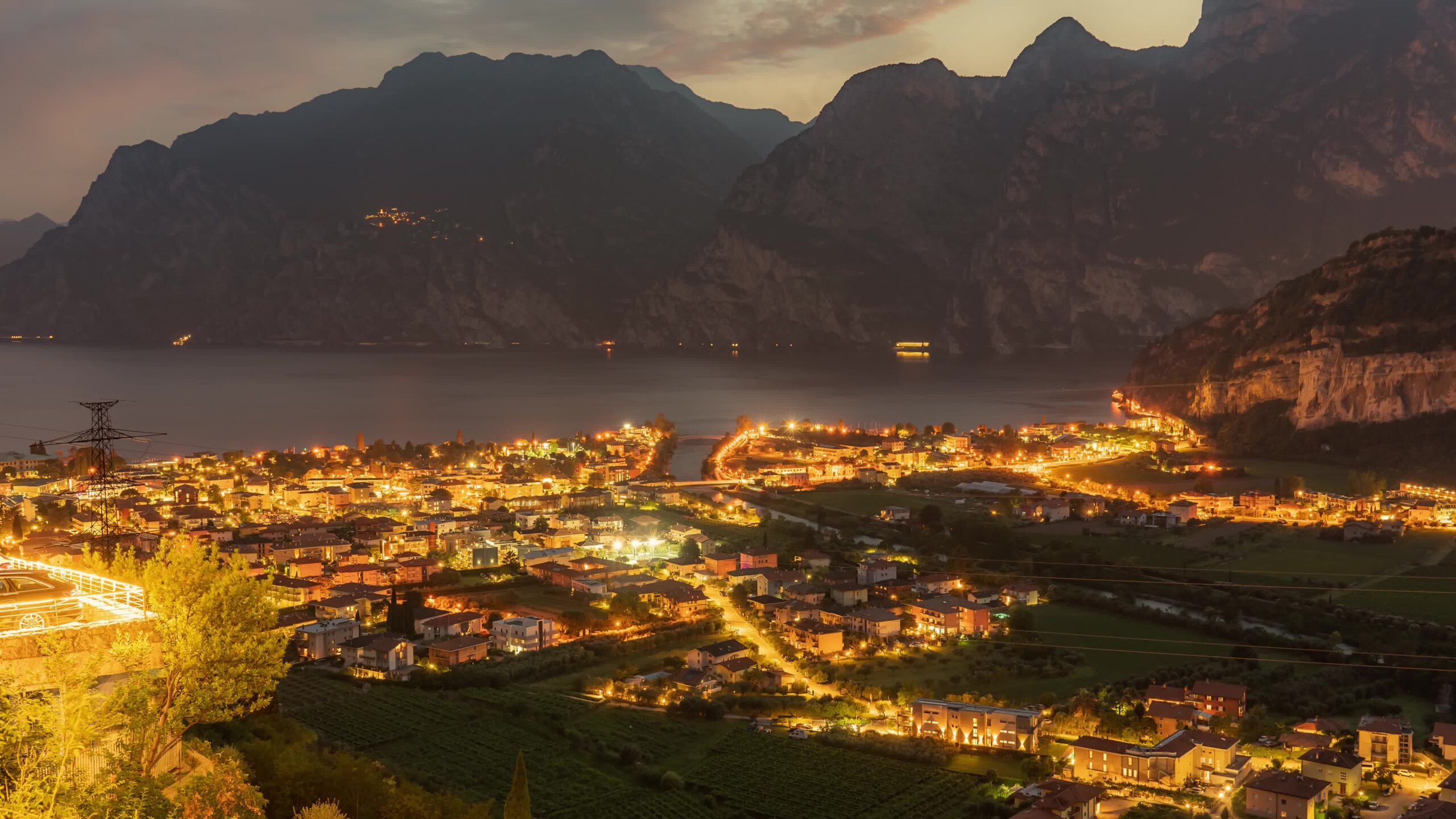 Timelapse notturno delle Torbole e Linfano al lago di Garda