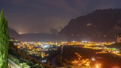 Timelapse notturno della città in montagna