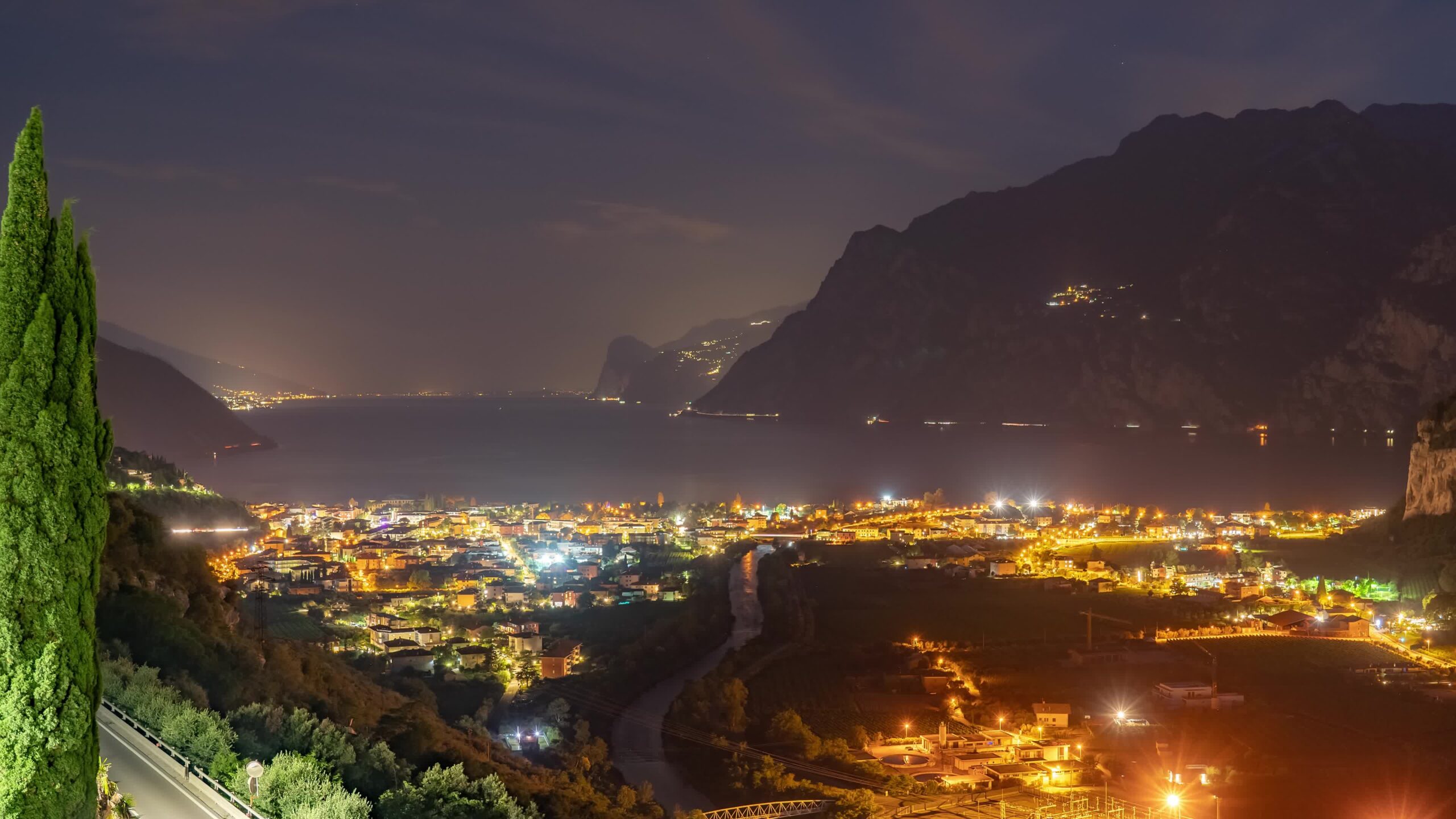 Timelapse notturno della città in montagna