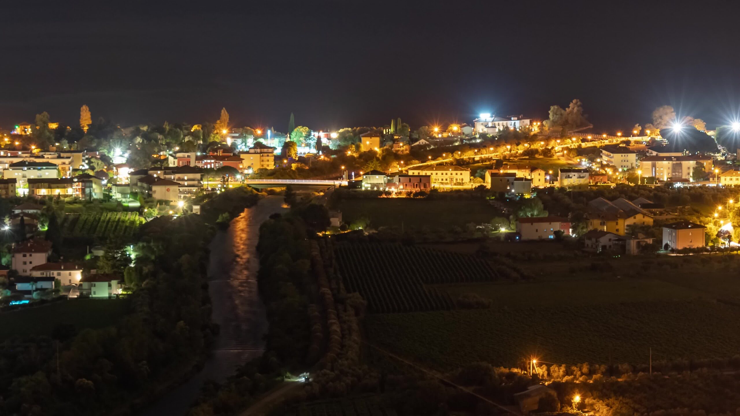 Timelapse di notte sopra città e fiume